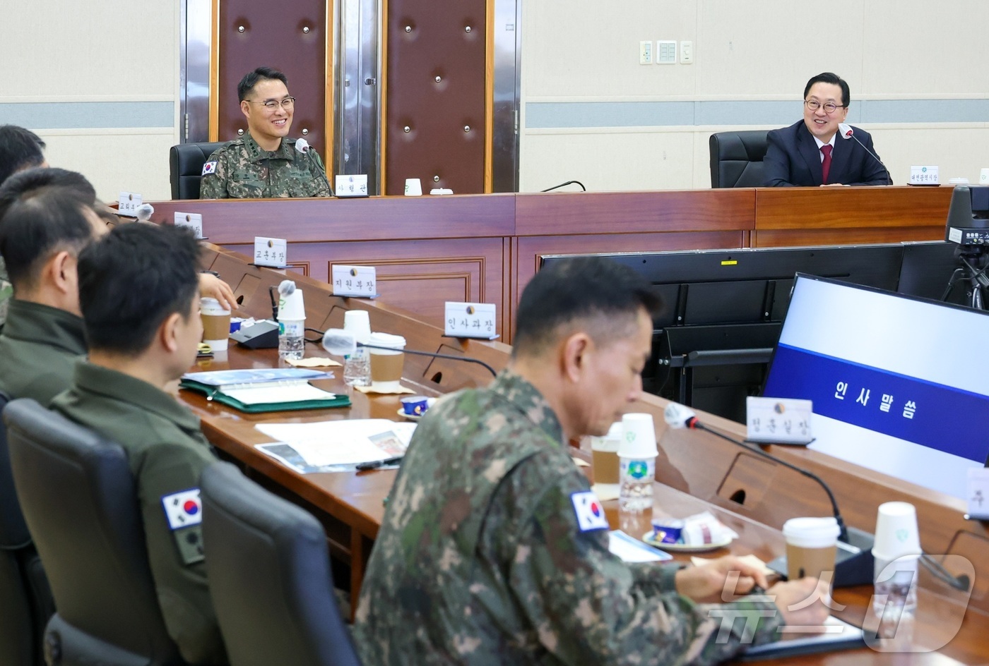 (대전=뉴스1) 김기태 기자 = 이장우 대전시장이 23일 대전 유성구 자운대 육군교육사령부를 방문해 위문금 500만 원을 전달하고 장병과의 대화의 시간을 가졌다.이 시장은 “육군의 …