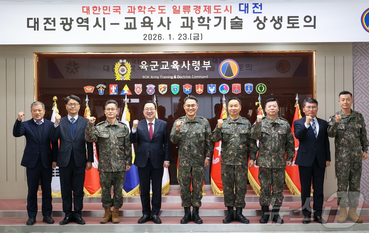 (대전=뉴스1) 김기태 기자 = 이장우 대전시장이 23일 대전 유성구 자운대 육군교육사령부를 방문해 위문금 500만 원을 전달한 뒤 기념촬영 하고 있다.(대전시 제공. 재판매 및 …