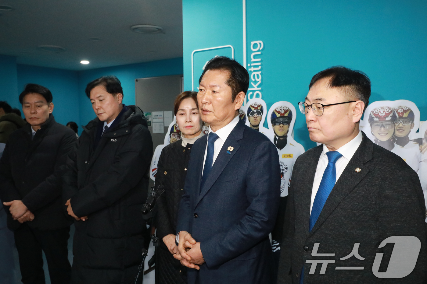 (진천=뉴스1) 김용빈 기자 = 정청래 더불어민주당 대표가 23일 충북 진천국가대표선수촌에서 최고위원회와 선수단 격려 일정을 마친 뒤 취재진 질문에 답하고 있다. 2026.1.23 …