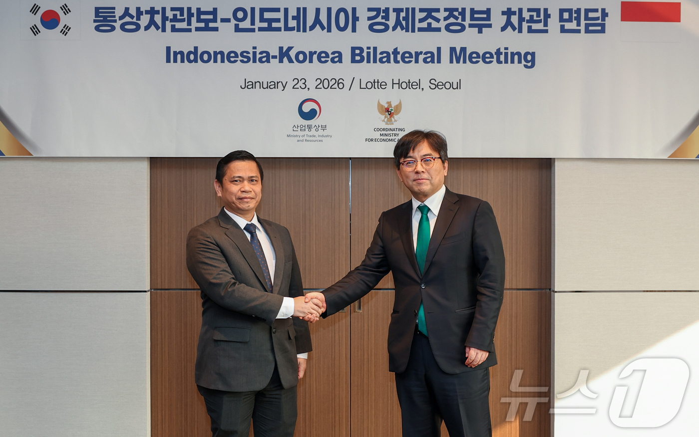 (서울=뉴스1) = 박정성 산업통상부 통상차관보가 23일 오후 서울 소공동 롯데호텔에서 알리 무르토포 심볼론 인도네시아 경제조정부 통상·디지털경제 차관과 면담 후 기념촬영을 하고 …