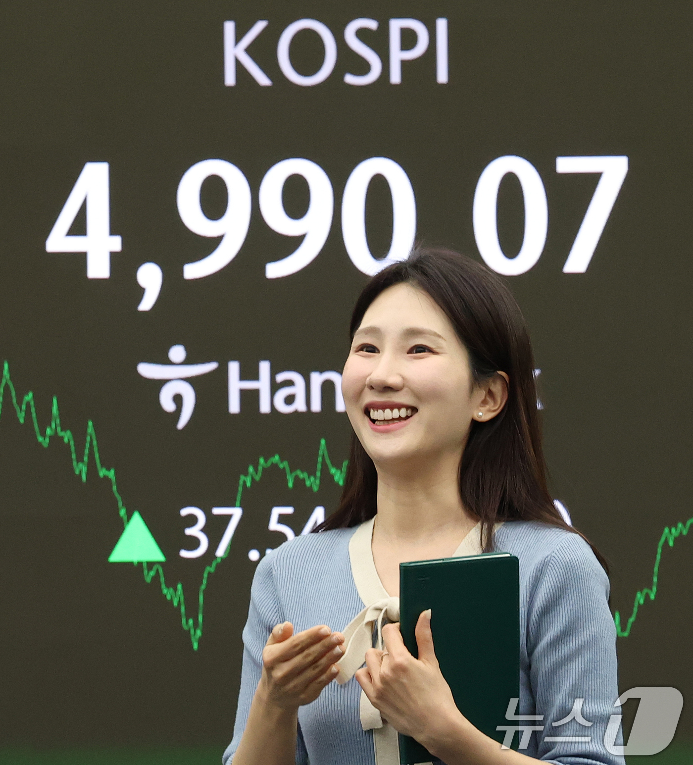 (서울=뉴스1) 오대일 기자 = 코스피 지수가 종가 기준 사상 최고치를 갈아치운 23일 오후 서울 중구 하나은행 본점 딜링룸 전광판에 코스피 종가가 표시되고 있다. 이날 코스피는 …