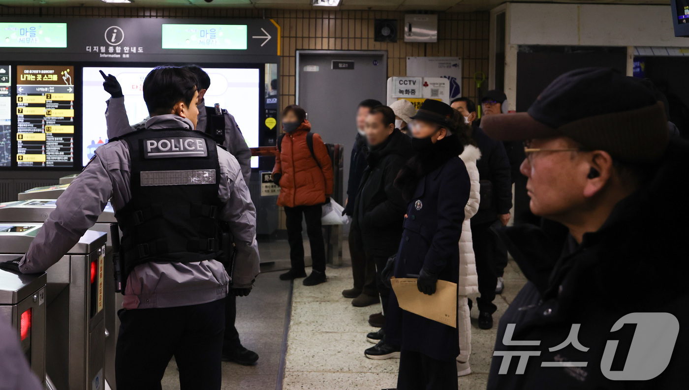 (서울=뉴스1) 최지환 기자 = 23일 오후 서울지하철 1호선 종로3가역에서 발생한 화재로 경찰이 승객의 승강장 진입을 통제하고 있다.이날 오후 2시 41분경 1호선 상행선 열차 …