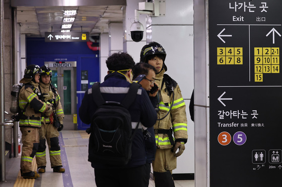 종로3가역 한때 연기로 대피 소동…열차 정상 운행(종합)