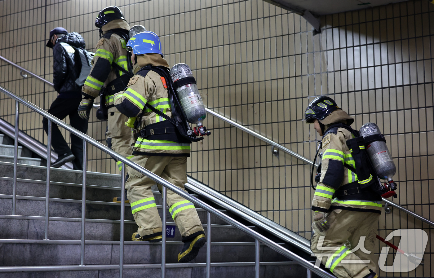 (서울=뉴스1) 최지환 기자 = 23일 오후 서울지하철 1호선 종로3가역에서 소방관이 철수하고 있다.이날 오후 2시 41분경 1호선 상행선 열차 하부에서 연기가 발생해 한때 승객들 …