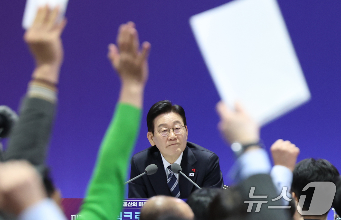 (울산=뉴스1) 허경 기자 = 이재명 대통령이 23일 울산전시컨벤션센터에서 열린 '울산의 마음을 듣다‘ 타운홀 미팅에서 참석자들의 발언권 요청을 받고 있다. 2026.1.23/뉴스 …