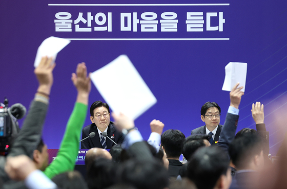 참석자들 바라보는 이재명 대통령