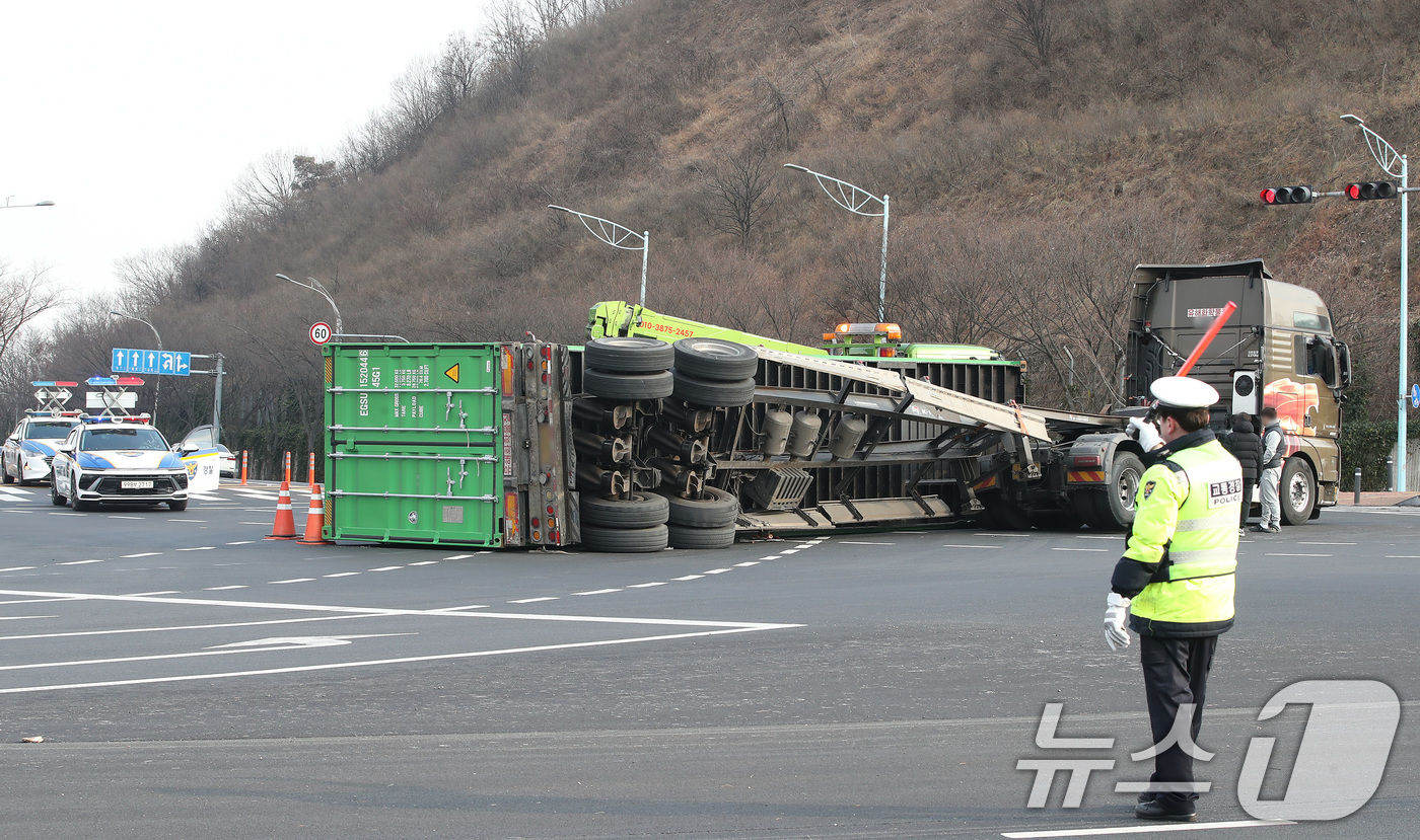 (대구=뉴스1) 공정식 기자 = 23일 오후 2시 6분쯤 대구 수성구 범안삼거리에서 25톤 트레일러가 전도되면서 태양광 패널 등이 실린 20여 톤짜리 컨테이너가 적재함에서 떨어지는 …