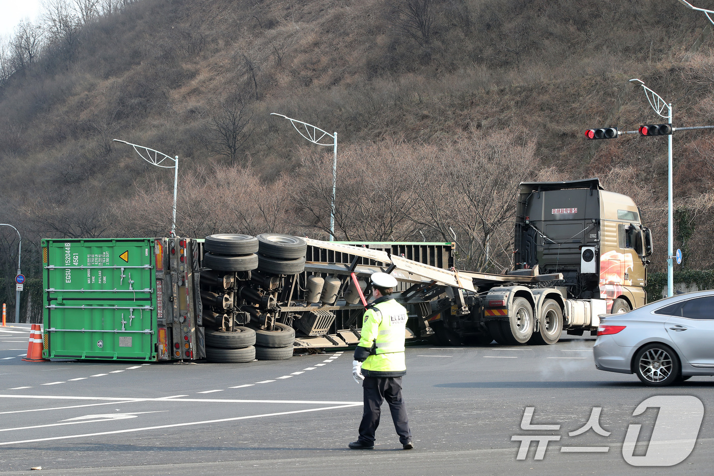 (대구=뉴스1) 공정식 기자 = 23일 오후 2시 6분쯤 대구 수성구 범안삼거리에서 25톤 트레일러가 전도되면서 태양광 패널 등이 실린 20여 톤짜리 컨테이너가 적재함에서 떨어지는 …