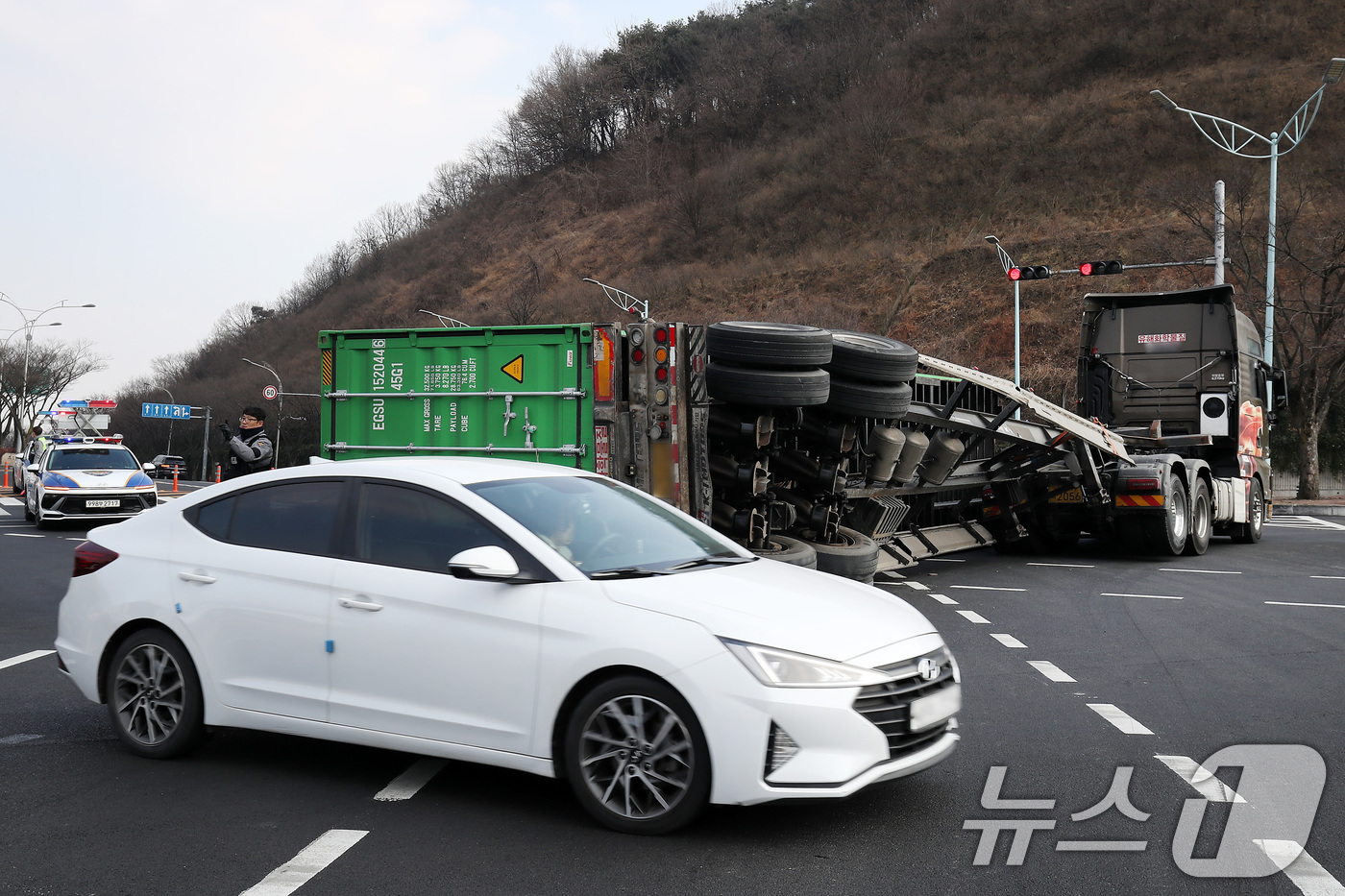 (대구=뉴스1) 공정식 기자 = 23일 오후 2시 6분쯤 대구 수성구 범안삼거리에서 25톤 트레일러가 전도되면서 태양광 패널 등이 실린 20여 톤짜리 컨테이너가 적재함에서 떨어지는 …