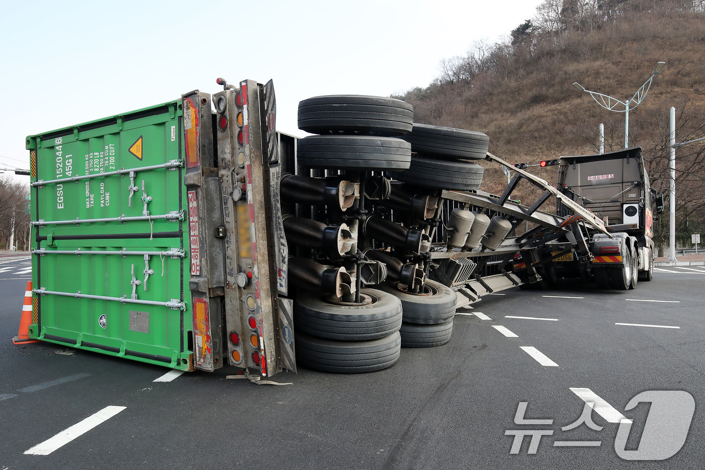 (대구=뉴스1) 공정식 기자 = 23일 오후 2시 6분쯤 대구 수성구 범안삼거리에서 25톤 트레일러가 전도되면서 태양광 패널 등이 실린 20여 톤짜리 컨테이너가 적재함에서 떨어지는 …