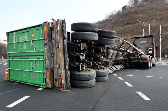 대구 범안삼거리 '25톤 트레일러 전도' 인명피해 없어