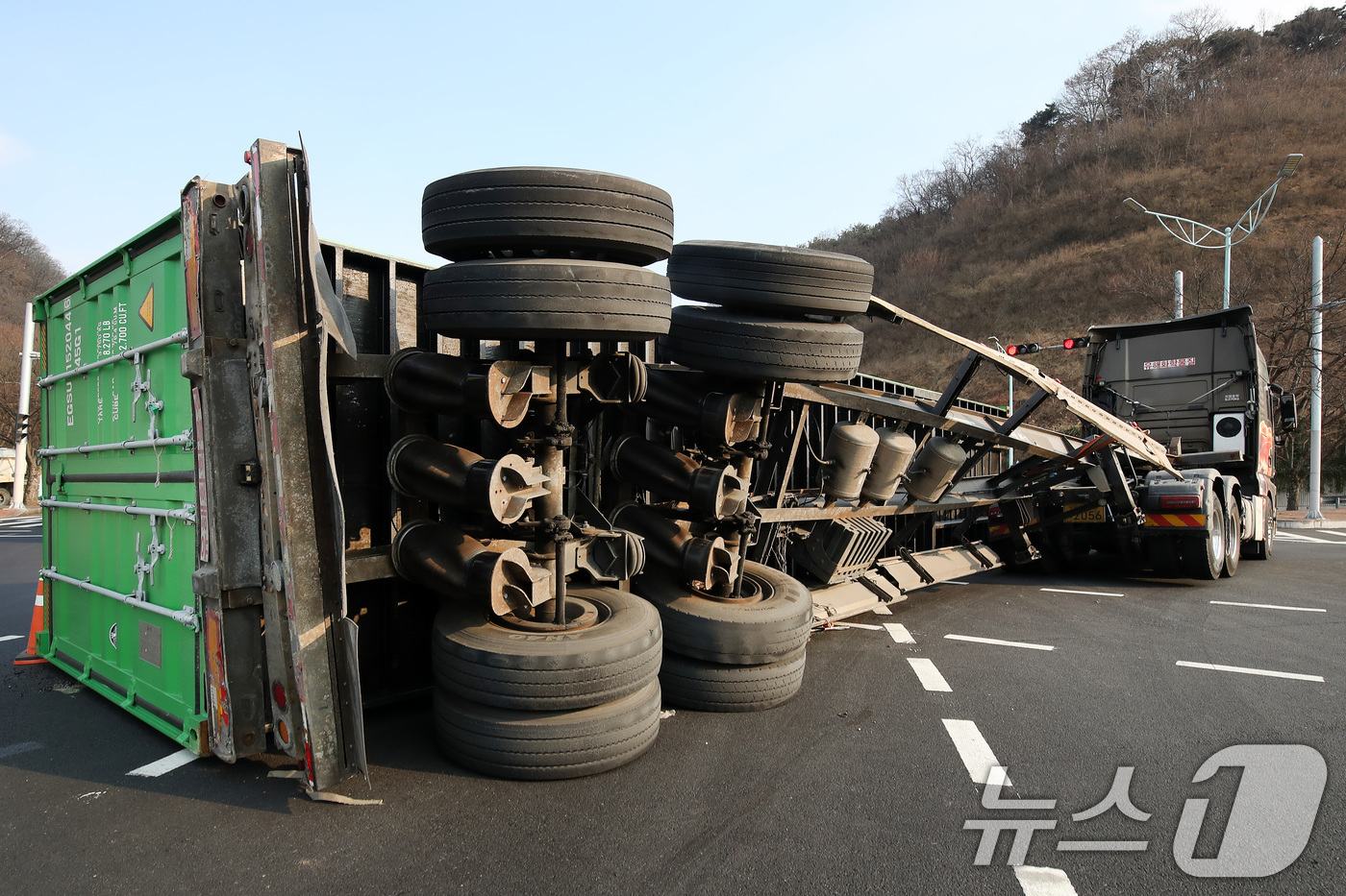 (대구=뉴스1) 공정식 기자 = 23일 오후 2시 6분쯤 대구 수성구 범안삼거리에서 25톤 트레일러가 전도되면서 태양광 패널 등이 실린 20여 톤짜리 컨테이너가 적재함에서 떨어지는 …