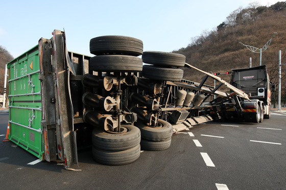 엿가락처럼 휜 25톤 트레일러