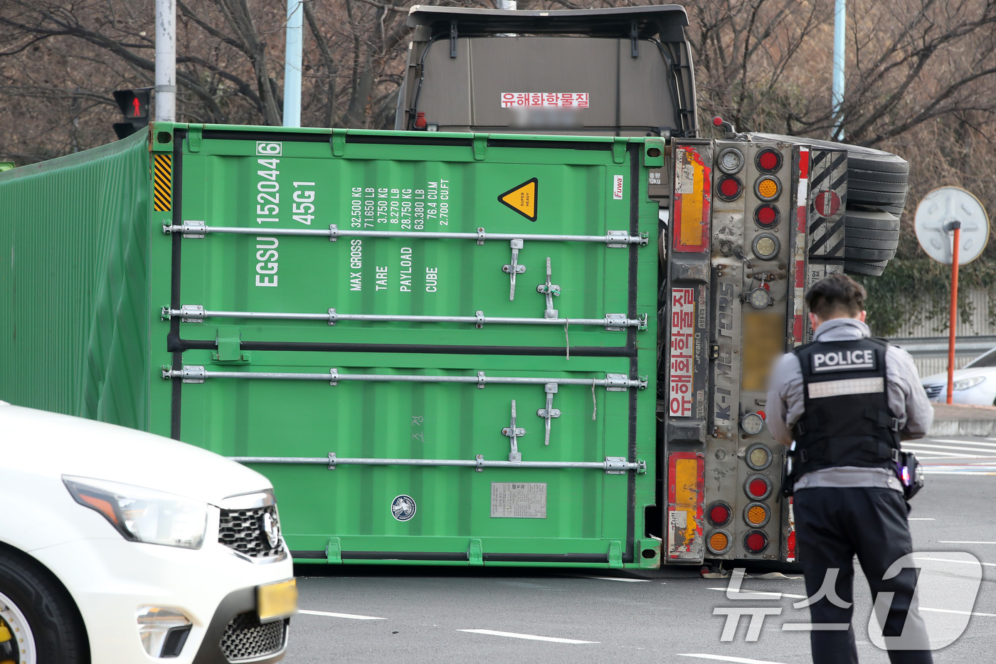 (대구=뉴스1) 공정식 기자 = 23일 오후 2시 6분쯤 대구 수성구 범안삼거리에서 25톤 트레일러가 전도되면서 태양광 패널 등이 실린 20여 톤짜리 컨테이너가 적재함에서 떨어지는 …