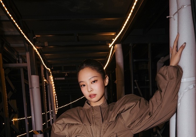 제니, 블랙핑크 '데드라인' 월드 투어서 맥퀸 스타일링 선보여