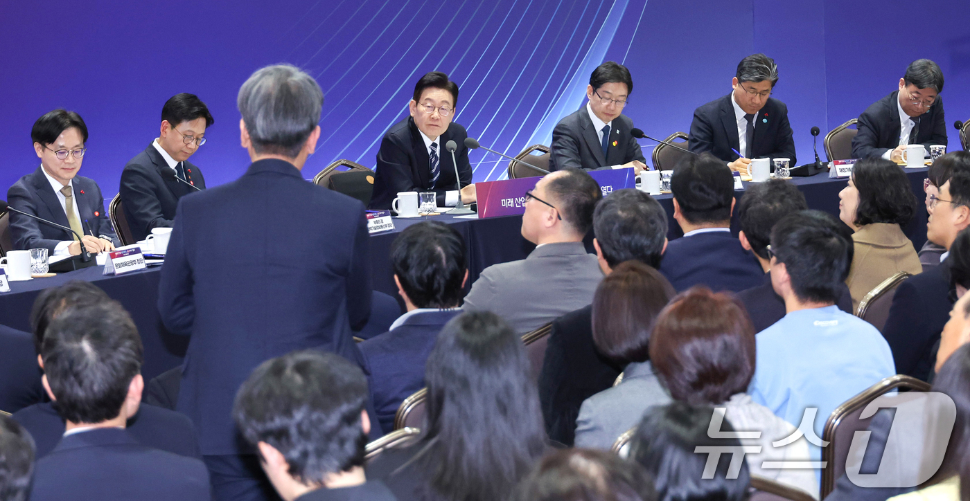 (울산=뉴스1) 허경 기자 = 이재명 대통령이 23일 울산전시컨벤션센터에서 열린 '울산의 마음을 듣다‘ 타운홀 미팅에서 참석자의 발언을 듣고 있다. 2026.1.23/뉴스1