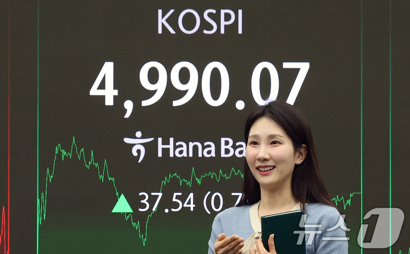 (서울=뉴스1) 오대일 기자 = 코스피 지수가 종가 기준 사상 최고치를 갈아치운 23일 오후 서울 중구 하나은행 본점 딜링룸 전광판에 코스피 종가가 표시되고 있다. 이날 코스피는 …