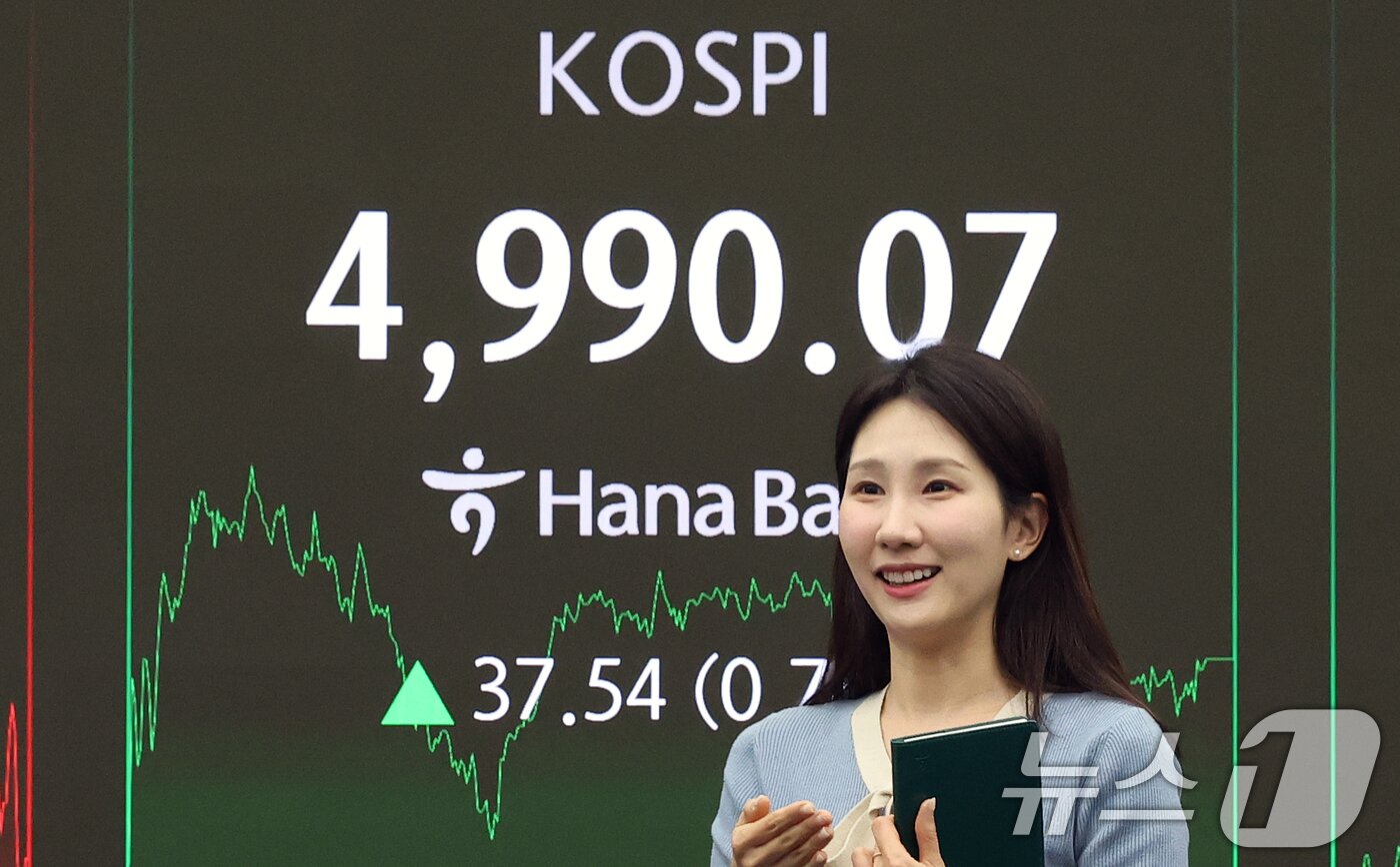 본문 이미지 - 코스피 지수가 종가 기준 사상 최고치를 갈아치운 23일 오후 서울 중구 하나은행 본점 딜링룸 전광판에 코스피 종가가 표시되고 있다.  2026.1.23/뉴스1 ⓒ News1 오대일 기자