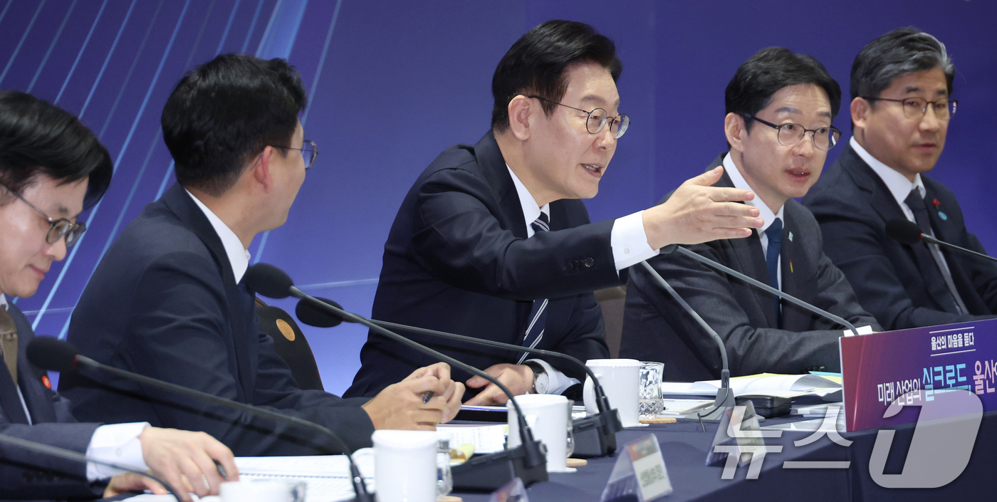 (울산=뉴스1) 허경 기자 = 이재명 대통령이 23일 울산전시컨벤션센터에서 열린 '울산의 마음을 듣다‘ 타운홀 미팅에서 발언자를 지정하고 있다. 2026.1.23/뉴스1