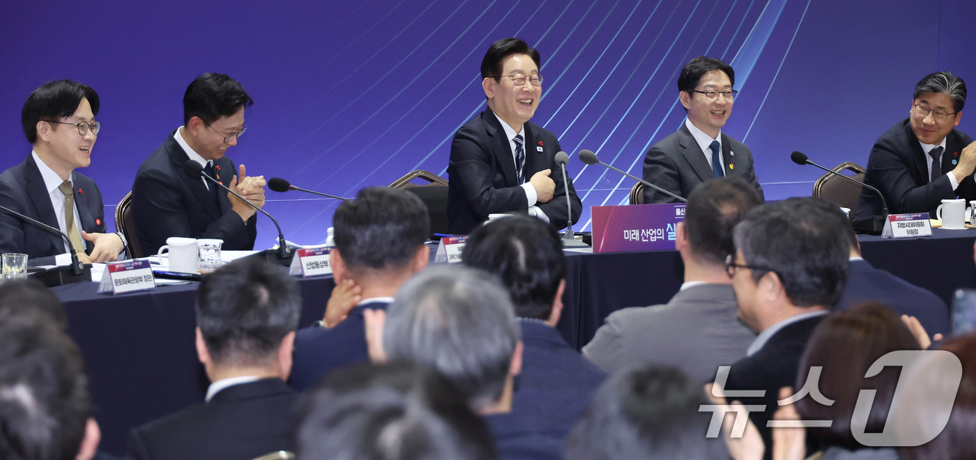 (울산=뉴스1) 허경 기자 = 이재명 대통령이 23일 울산전시컨벤션센터에서 열린 '울산의 마음을 듣다‘ 타운홀 미팅에서 참석자의 발언에 화답하고 있다. 2026.1.23/뉴스1