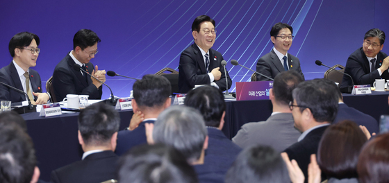 참석자 발언에 화답하는 이재명 대통령