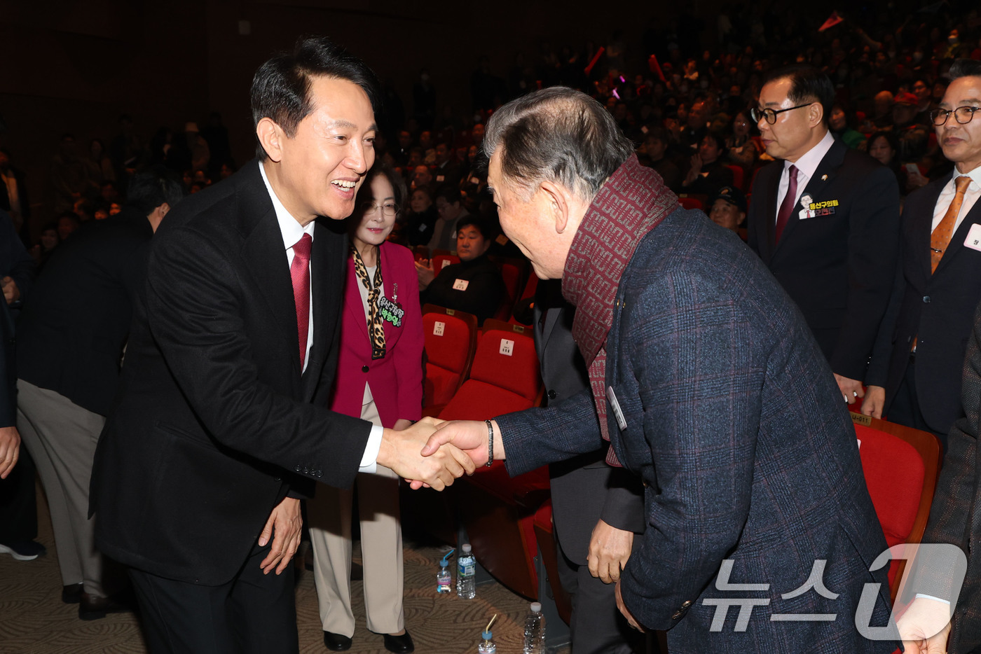 (서울=뉴스1) 이광호 기자 = 오세훈 서울시장이 23일 오후 서울 용산구청에서 열린 용산구 신년인사회에서 참석자들과 인사나누고 있다. 2026.1.23/뉴스1