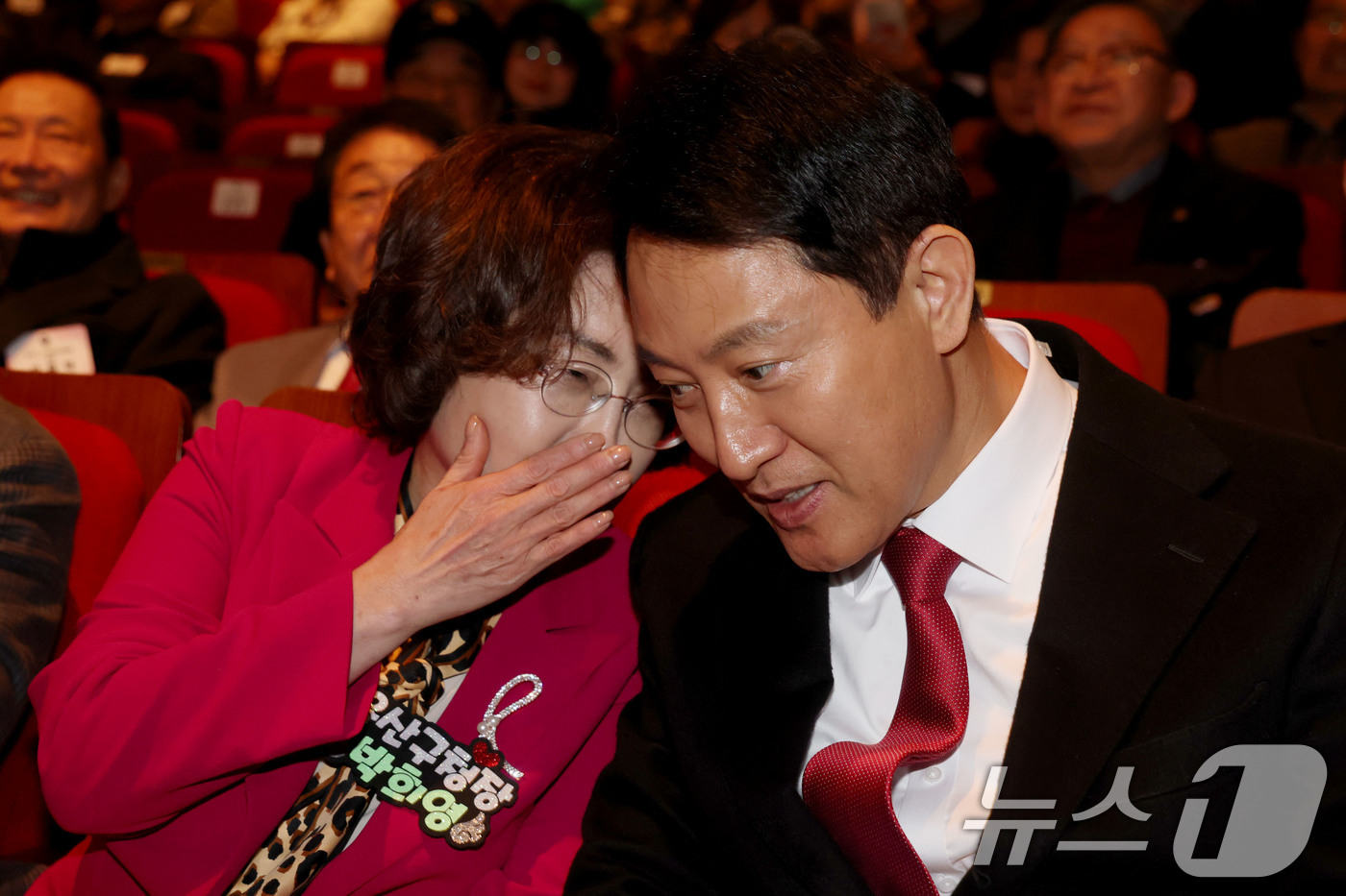 (서울=뉴스1) 이광호 기자 = 오세훈 서울시장이 23일 오후 서울 용산구청에서 열린 용산구 신년인사회에서 박희영 용산구청장과 귀엣말을 하고 있다. 2026.1.23/뉴스1