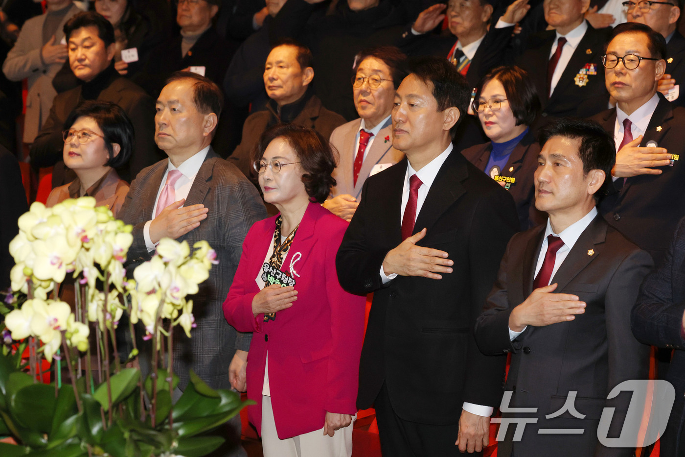 (서울=뉴스1) 이광호 기자 = 오세훈 서울시장이 23일 오후 서울 용산구청에서 열린 용산구 신년인사회에서 박희영 용산구청장 등 참석자들과 국기에 경례를 하고 있다. 2026.1. …