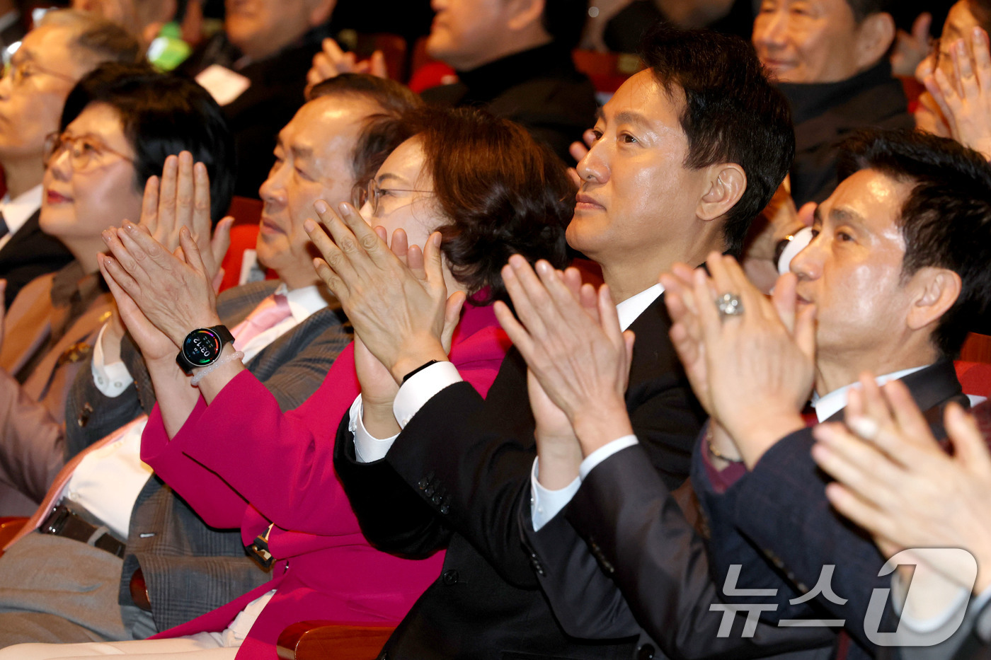 (서울=뉴스1) 이광호 기자 = 오세훈 서울시장이 23일 오후 서울 용산구청에서 열린 용산구 신년인사회에서 박희영 용산구청장 등 참석자들과 손뼉치고 있다. 2026.1.23/뉴스1 …