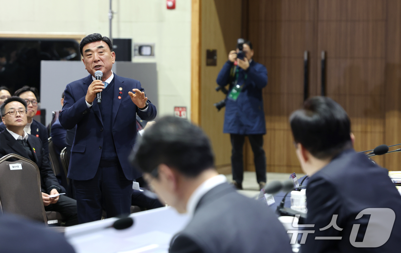 (울산=뉴스1) 허경 기자 = 김두겸 울산시장이 23일 울산전시컨벤션센터에서 열린 '울산의 마음을 듣다‘ 타운홀 미팅에서 답변을 하고 있다. 2026.1.23/뉴스1