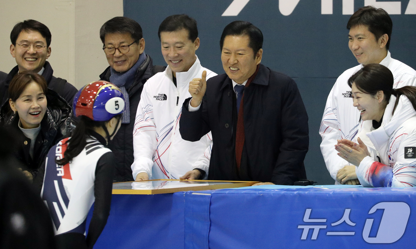 (진천=뉴스1) 김용빈 기자 = 정청래 더불어민주당 대표가 23일 충북 진천국가대표선수촌 빙상장에서 쇼트트랙 국가대표 선수들을 응원하고 있다. 2026.1.23./뉴스1