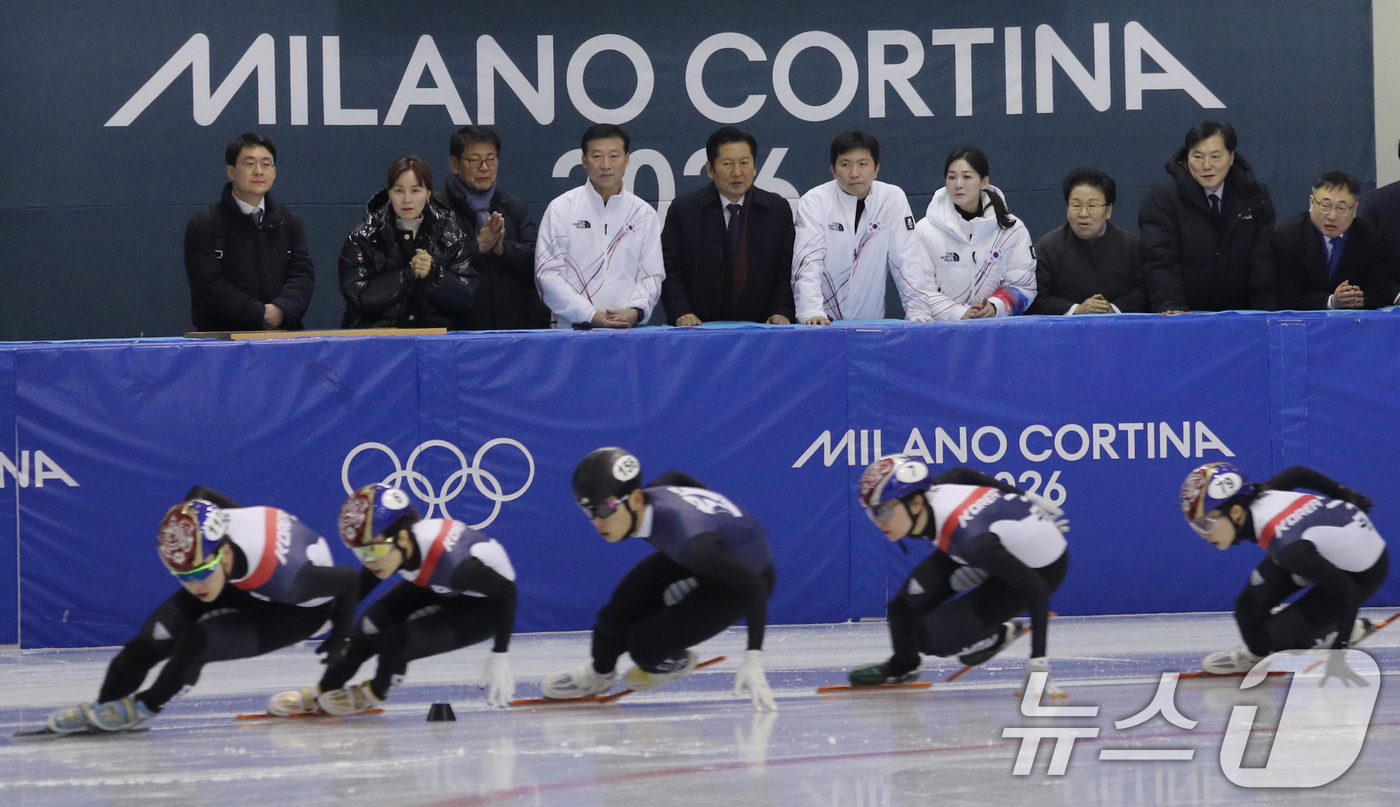 (진천=뉴스1) 김용빈 기자 = 정청래 더불어민주당 대표가 23일 충북 진천국가대표선수촌 빙상장에서 쇼트트랙 국가대표 선수들의 훈련을 지켜보고 있다. 2026.1.23/뉴스1