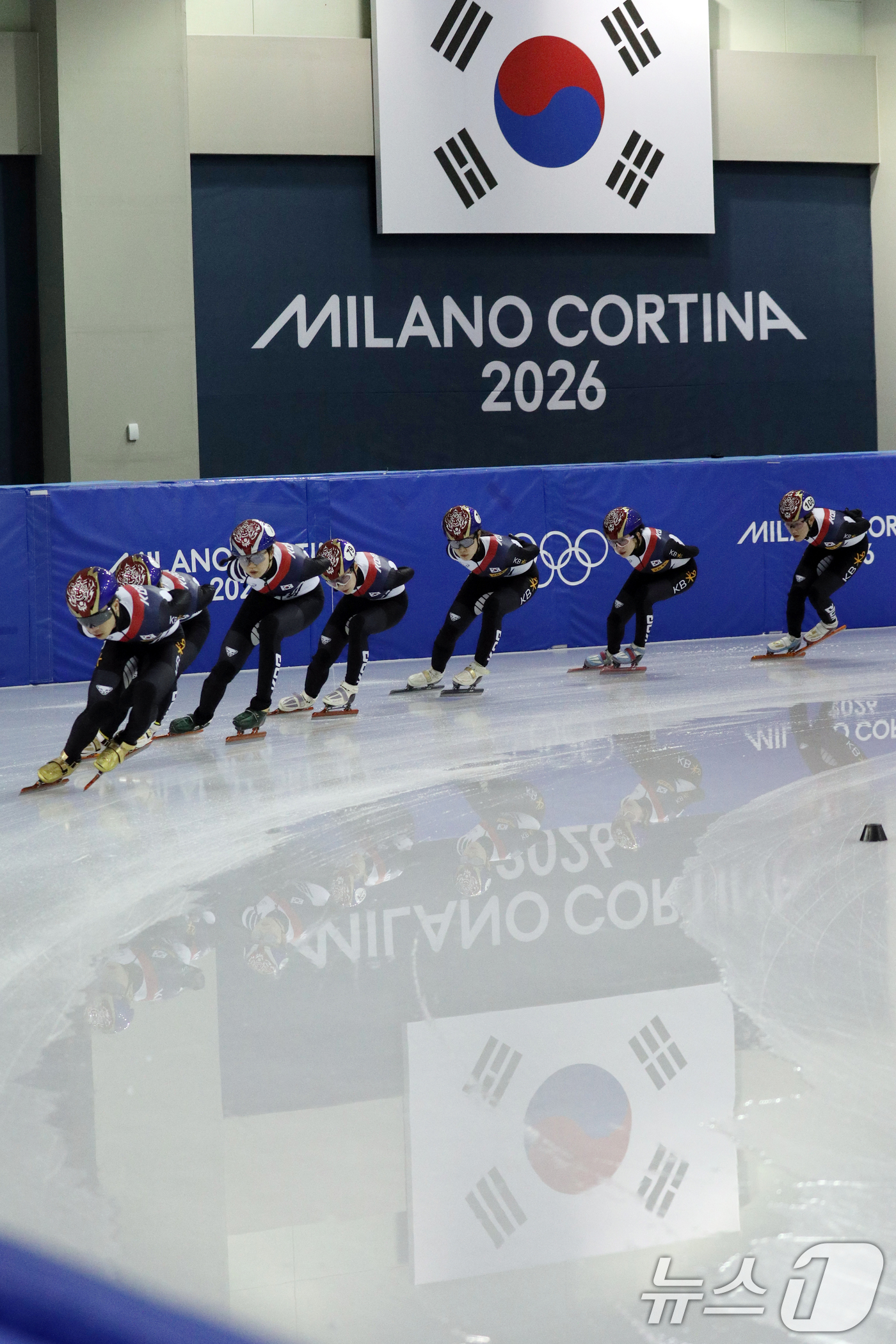 (진천=뉴스1) 김용빈 기자 = 쇼트트랙 국가대표 선수들이 동계올림픽 개막 14일 전인 23일 충북 진천국가대표선수촌 빙상장에서 훈련하고 있다. 2026.1.23/뉴스1