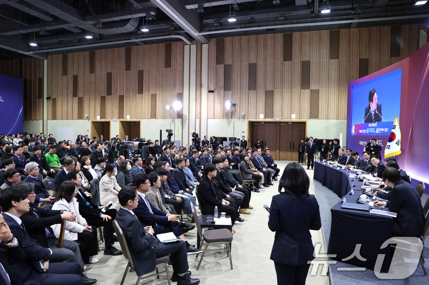 (울산=뉴스1) 허경 기자 = 이재명 대통령이 23일 울산전시컨벤션센터에서 열린 '울산의 마음을 듣다‘ 타운홀 미팅에서 발언을 하고 있다. 2026.1.23/뉴스1