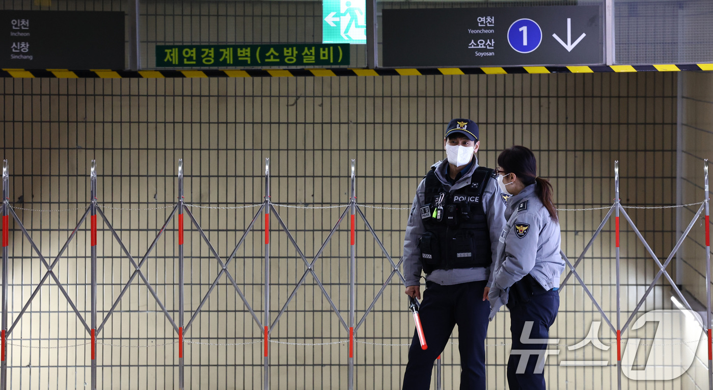 (서울=뉴스1) 최지환 기자 = 23일 오후 서울지하철 1호선 종로3가역에서 발생한 화재로 경찰이 승객의 승강장 진입을 통제하고 있다.이날 오후 2시 41분경 1호선 상행선 열차 …