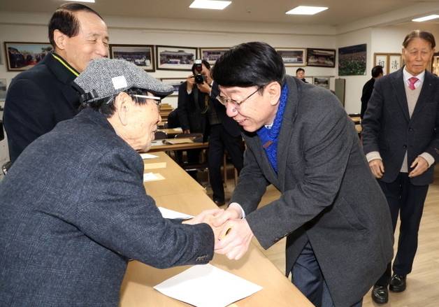 '429년 된 경로당' 기령당 찾은 전주시장 "어르신 행복 위해 최선"