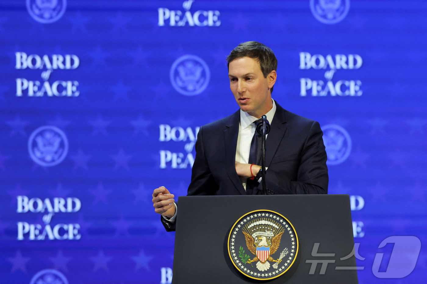 (다보스 로이터=뉴스1) 강민경 기자 = 도널드 트럼프 미국 대통령의 사위 재러드 쿠슈너가 22일 스위스 다보스에서 트럼프 대통령이 주도하는 평화위원회의 구상을 발표하고 있다. 2 …