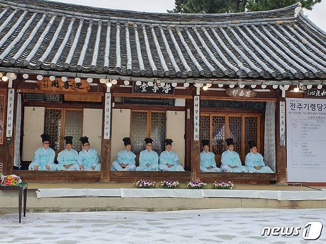 본문 이미지 - 429년의 역사를 지닌 대한민국에서 가장 오래도니 경로당인 기령당 모습./뉴스1DB