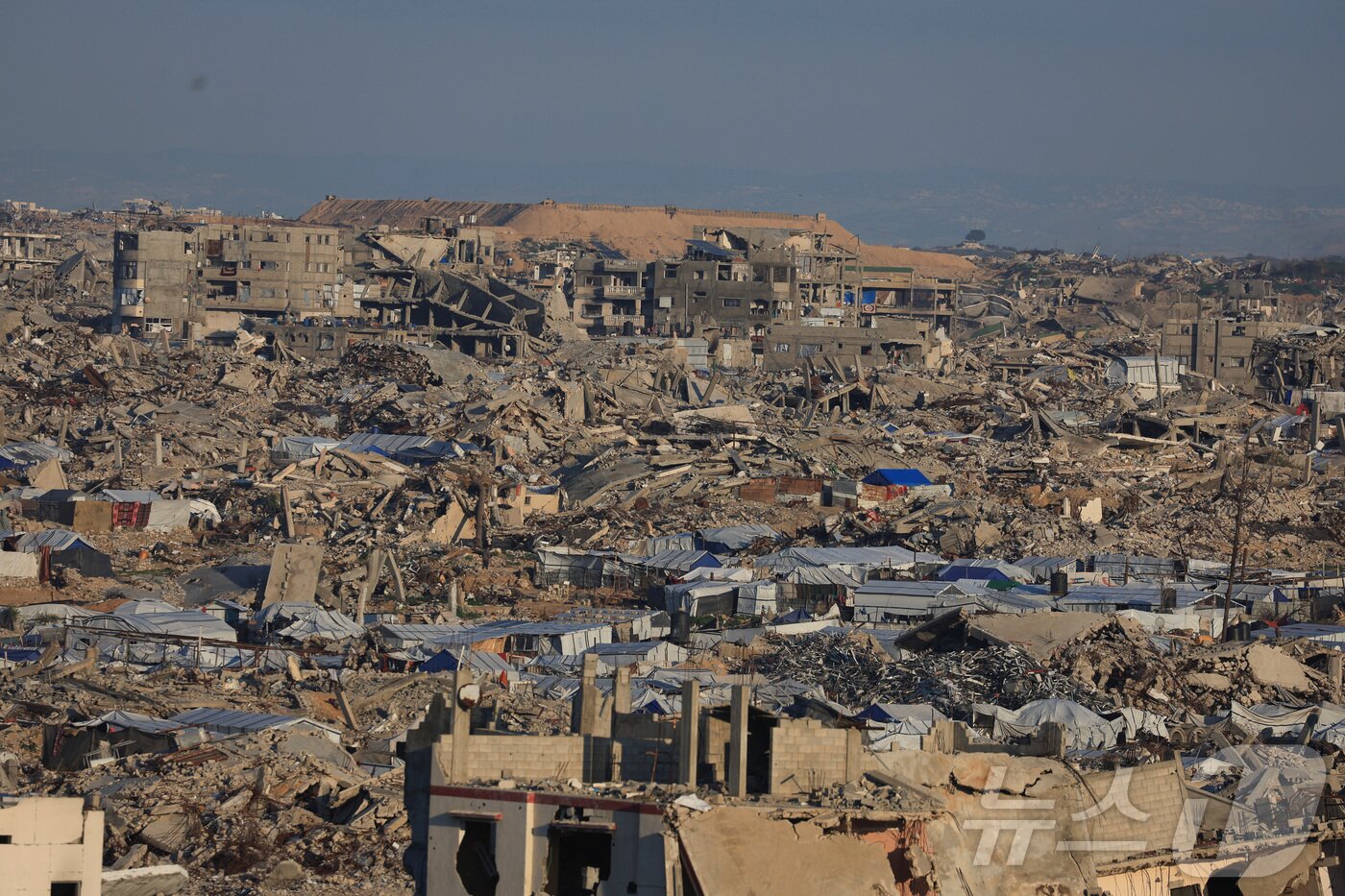 본문 이미지 - 팔레스타인 가자지구에 이스라엘이 설치한 '옐로 라인' 근처의 무너진 건물들을 16일 촬영한 모습. 2026.1.16 ⓒ 로이터=뉴스1 ⓒ News1 강민경 기자