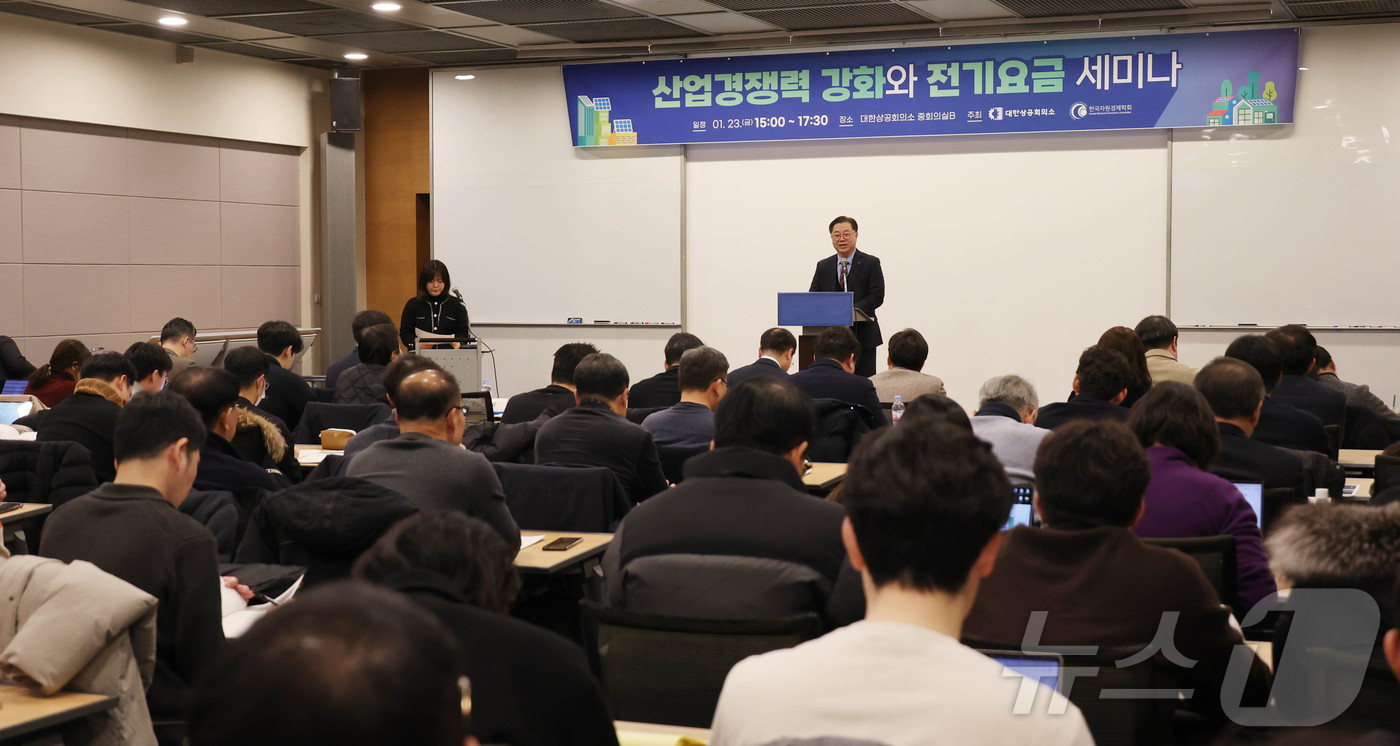 (서울=뉴스1) = 박일준 대한상공회의소 상근부회장이 23일 오후 대한상공회의소 중회의실에서 열린 산업경쟁력 강화와 전기요즘 세미나에서 인사말을 하고 있다. (대한상공회의소 제공. …