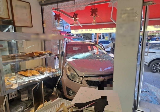 강릉서 40대 몰던 스파크 건물 돌진…행인 1명 경상