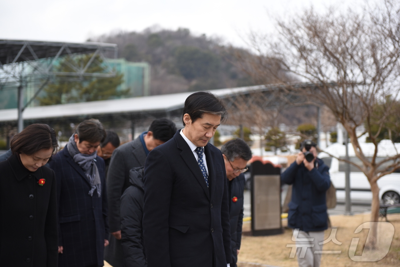 (순천=뉴스1) 김성준 기자 = 조국 조국혁신당 대표가 23일 순천 여순사건위령탑을 찾아 묵념을 하고 있다.  2026.1.23/뉴스1