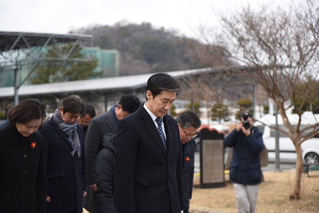 조국 대표, 여순사건 위령탑 묵념