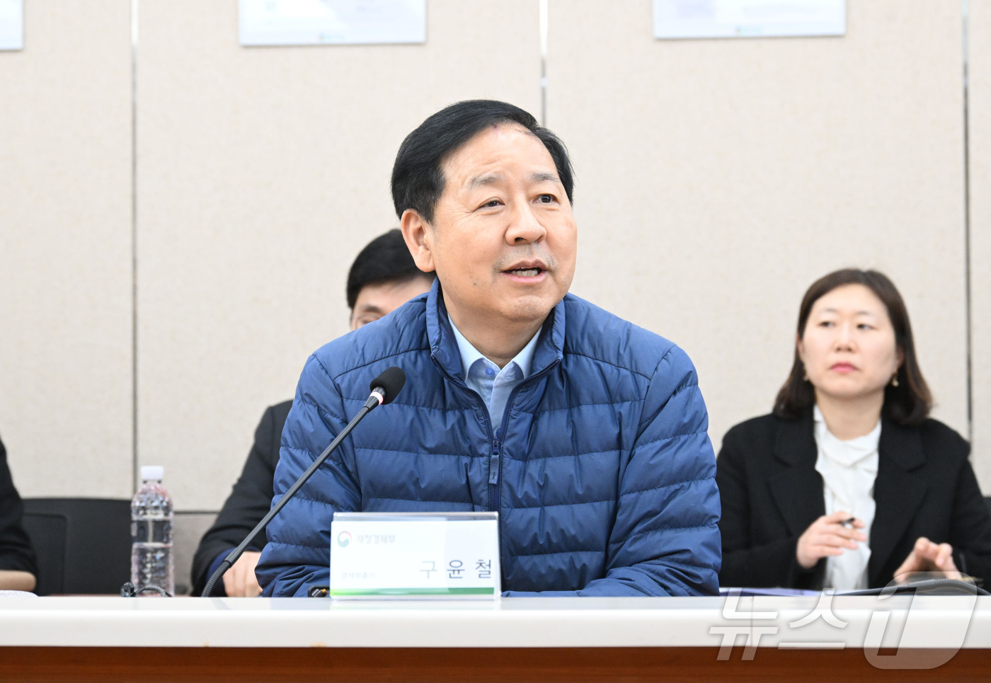 (서울=뉴스1) = 구윤철 부총리 겸 재정경제부 장관이 23일 오후 충북 음성군 소재 반도체 기업인 DB하이텍을 방문해 임직원과의 간담회에서 모두발언을 하고 있다. (재정경제부 제 …