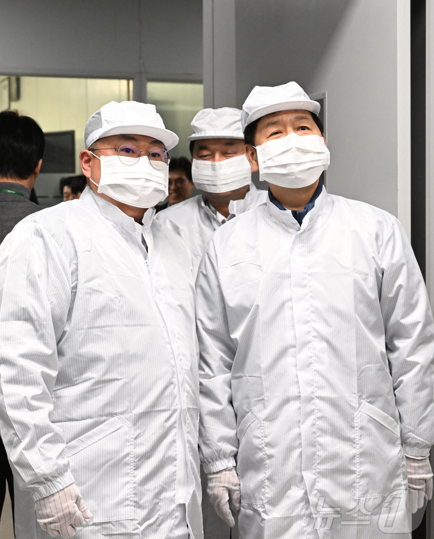 (서울=뉴스1) = 구윤철 부총리 겸 재정경제부 장관이 23일 오후 충북 음성군 소재 반도체 기업인 DB하이텍을 방문해 웨이퍼 생산시설을 둘러보고 있다. (재정경제부 제공. 재판매 …