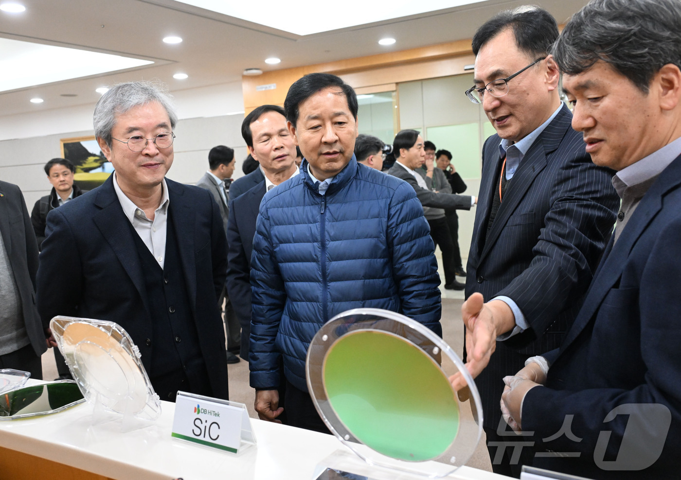 (서울=뉴스1) = 구윤철 부총리 겸 재정경제부 장관이 23일 오후 충북 음성군 소재 반도체 기업인 DB하이텍을 방문해 관계자로부터 DB 하이텍 웨이퍼 설명을 듣고 있다. (재정경 …