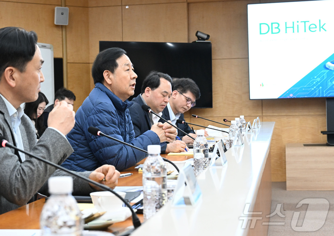 (서울=뉴스1) = 구윤철 부총리 겸 재정경제부 장관이 23일 오후 충북 음성군 소재 반도체 기업인 DB하이텍을 방문해 임직원과의 간담회에서 모두발언을 하고 있다. (재정경제부 제 …