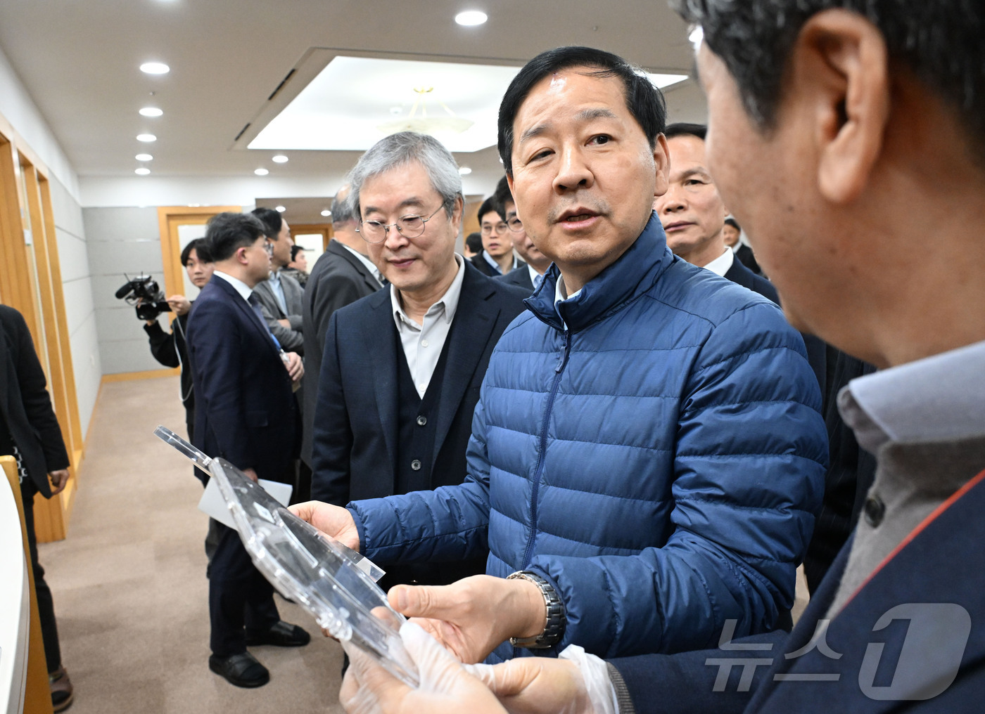 (서울=뉴스1) = 구윤철 부총리 겸 재정경제부 장관이 23일 오후 충북 음성군 소재 반도체 기업인 DB하이텍을 방문해 관계자로부터 DB 하이텍 웨이퍼 설명을 듣고 있다. (재정경 …