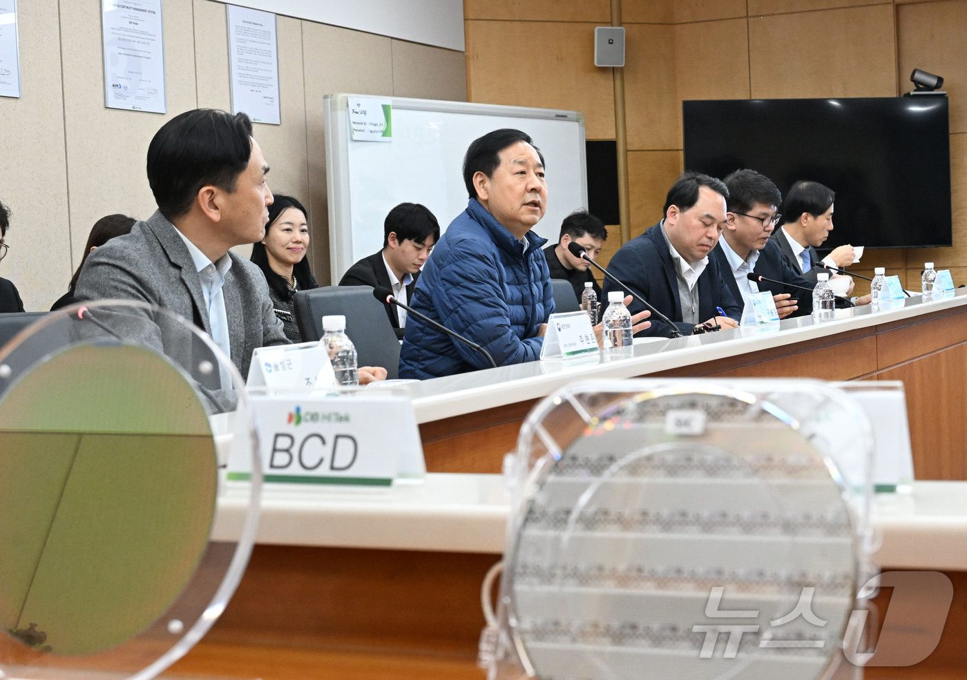 (서울=뉴스1) = 구윤철 부총리 겸 재정경제부 장관이 23일 오후 충북 음성군 소재 반도체 기업인 DB하이텍을 방문해 임직원과의 간담회를 주재하고 있다. (재정경제부 제공. 재판 …