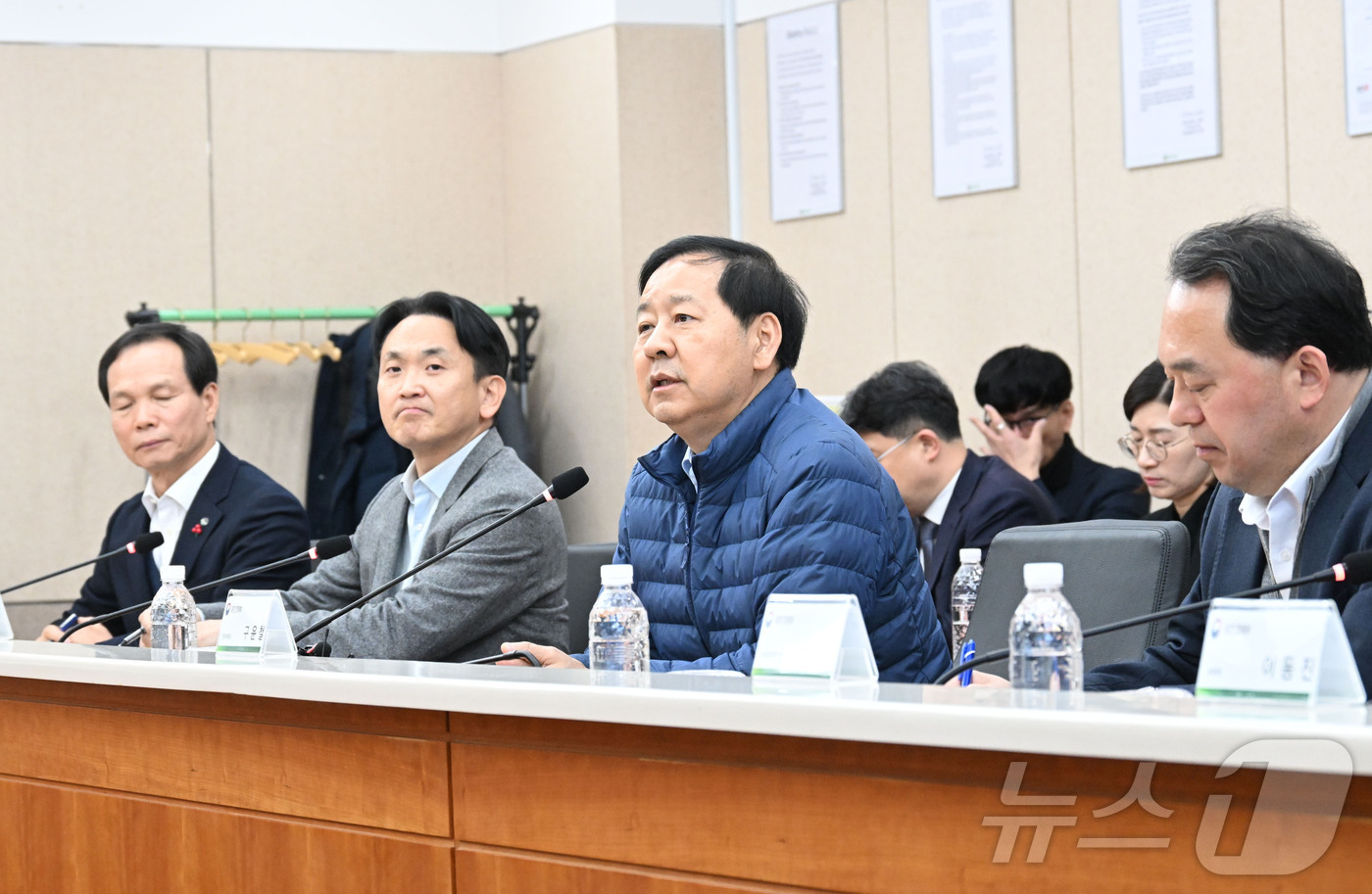 (서울=뉴스1) = 구윤철 부총리 겸 재정경제부 장관이 23일 오후 충북 음성군 소재 반도체 기업인 DB하이텍을 방문해 임직원과의 간담회에서 모두발언을 하고 있다. (재정경제부 제 …